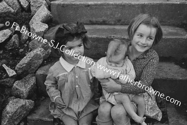 NORMAN WHITE WITH MRS HELEN & MARGARET & GRANIA IN BASKET